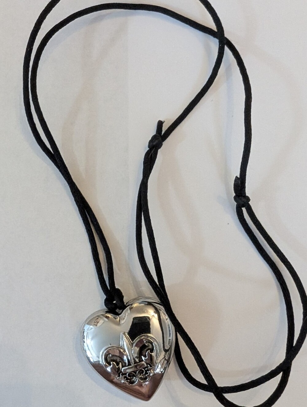 2010 Avon" outspoken" by Fergie silver, fleur-de-lis necklace